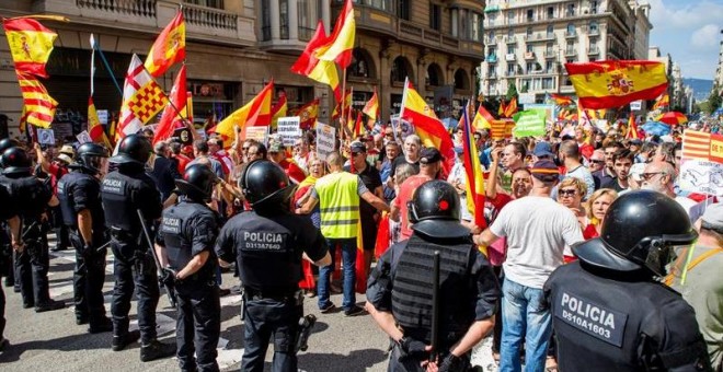 Mossos d'Esquadra impedeixen el pas a un grup de persones fins la plaça de Sant Jaume per assistir a la concentració convocada por l'associació Hablamos Español amb el lema 'Contra la imposición lingüística y el adoctrinamiento: Libertad'. EFE/Quique Garc