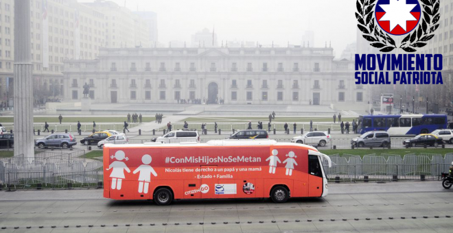 El llamado 'Bus de la Libertad', recorriendo las calles de Santiago de Chile.