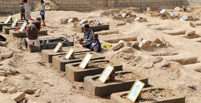 Abdullah al-Khawlani junto a la tumba de su hijo Waleed, muerto en un bombardeo en agosto en Saada, Yemen, en el que resultaron masacrados decenas de niños. REUTERS/Naif Rahma