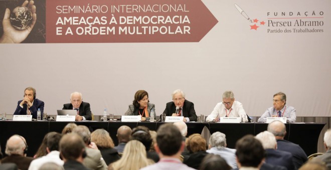 José Luis Rodríguez Zapatero, Luis Carlos Bresser, Miriam Belchior, Noam Chomsky, Carlos Ominamo y Cuauhtémoc Cárdenas en el acto final el día 14 en Brasil. FOTO: Sergio Silva