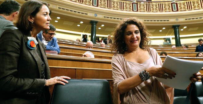 La ministra de Hacienda, María Jesús Montero, con la de Industria, Reyes Maroto, a su llegada al Pleno del Congreso de los Diputados. EFE/ J.P.Gandul