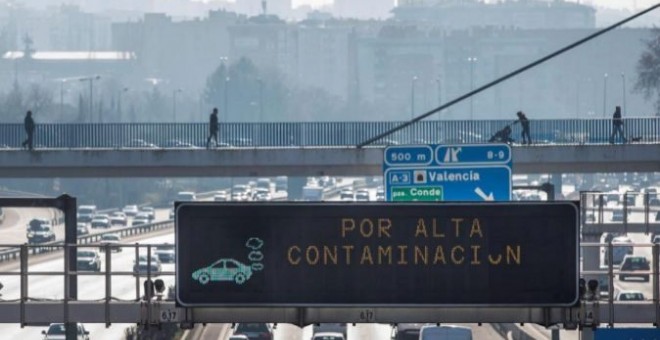Tráfico en un día de altas emisiones en Madrid. EFE