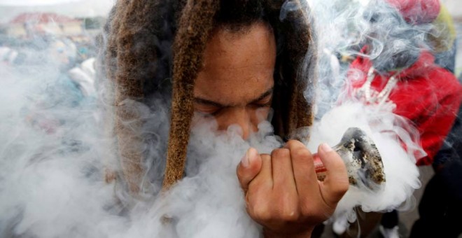 Un hombre fuma marihuana durante una marcha en Ciudad del Cabo en favor de la legalización. (MIKE HUTCHINGS | REUTERS)