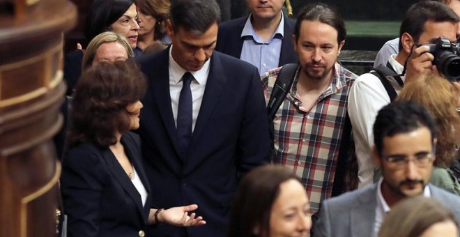 19/09/2018.- El presidente del Gobierno, Pedro Sánchez, acompañado de la vicepresidenta, Carmen Calvo y el líder de Podemos, Pablo Iglesias, a su llegada al Congreso para asistir a la sesión de control al Ejecutivo. EFE/Ballesteros