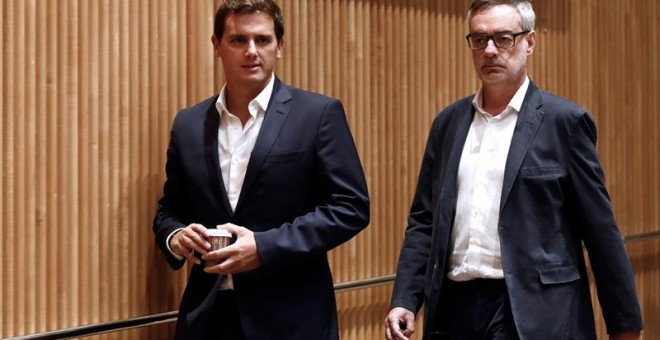 El presidente de Ciudadanos, Albert Rivera, y el Secretario general, José Manuel Villegas, antes de la reunión que el grupo parlamentario de la formación naranja ha celebrado hoy en el Congreso. EFE/Mariscal