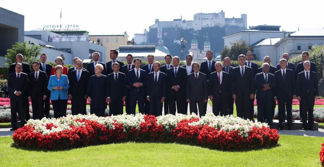 Foto de familia de los líderes de la UE en la cumbre informal de Salzburgo (Austria). REUTERS/Lisi Niesner