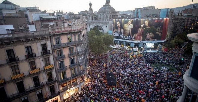 Aspecto del acto que organizan la ANC y Òmnium Cultural en Barcelona, un año después de la movilización ante la sede de la conselleria de Economía, que motivó posteriormente el encarcelamiento de Jordi Sánchez y Jordi Cuixart, y en el que participa el pr