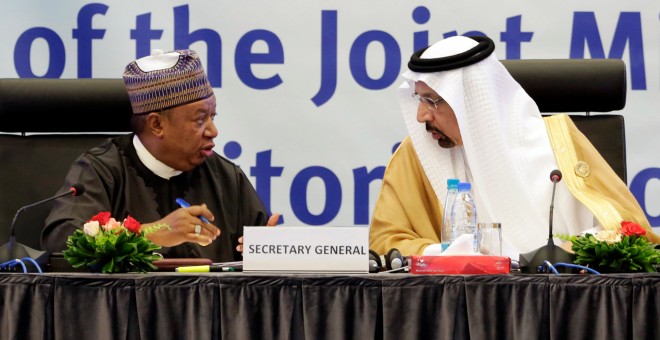 El ministro de Arabia Saudí de Enegía, Khalid al-Falih, conversa conel secretario general de la OPEP, Mohammed Barkindo, durante la reunion del cártel de productores de petróleo en Argel. REUTERS/Ramzi Boudina