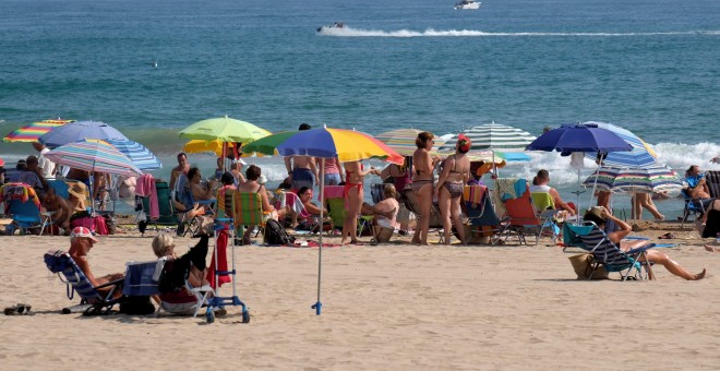 Bañistas en la playa en la localidad valenciana de Gandía. REUTERS/Heino Kalis