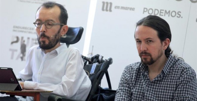 El líder de Podemos, Pablo Iglesias (d) y el secretario de Organización, Pablo Echenique, durante la presentación del documento 'Presupuestos con la gente dentro. Democracia es Estado social', esta tarde en el Círculo de Bellas Artes de Madrid. EFE/ Zipi