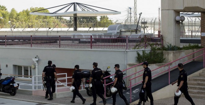 Policías en la entrada del CIE de Murcia.- EFE/ARCHIVO