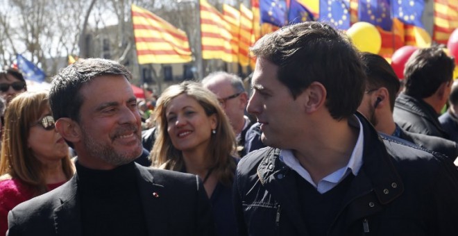 El ex primer ministro francés Manuel Valls con el presidente de Ciudadanos, Albert Rivera, en una manifestación de Sociedad Civil Catalana en Barcelona en marzo de 2018. AFP/Pau Barrena