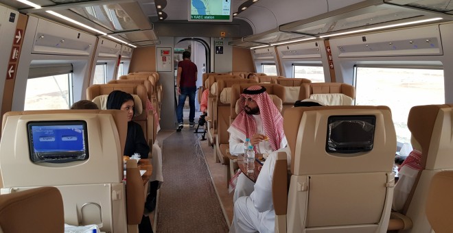 Varias personas en interior del  tren de alta velocidad (AE) a la Meca, en la localidad de Yeda (Arabia Saudí). REUTERS/Stephen Kalin