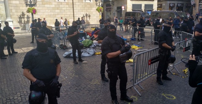 Els Mossos d'Esquadra durant el desallotjament de la plaça Sant Jaume de Barcelona. Marià de Delàs