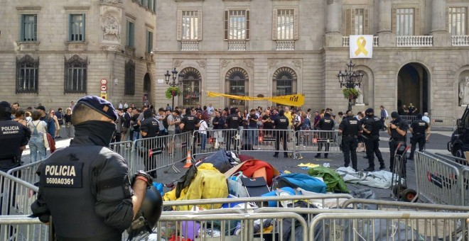 Els Mossos d'Esquadra durant el desallotjament de 'l'acampada per la llibertat' a la plaça Sant Jaume de Barcelona. Marià de Delàs