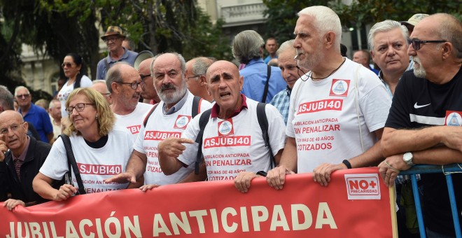 Los pensionistas vuelven a concentrarse frente al Congreso de los Diputados para exigir unas pensiones dignas, su revalorización conforme al IPC y la defensa del sistema público de pensiones. EFE/Fernando Villar