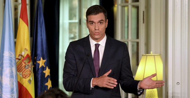 El presidente del Gobierno, Pedro Sánchez, durante la rueda de prensa que ha ofrecido en la residencia del embajador en Nueva York. EFE/Ballesteros