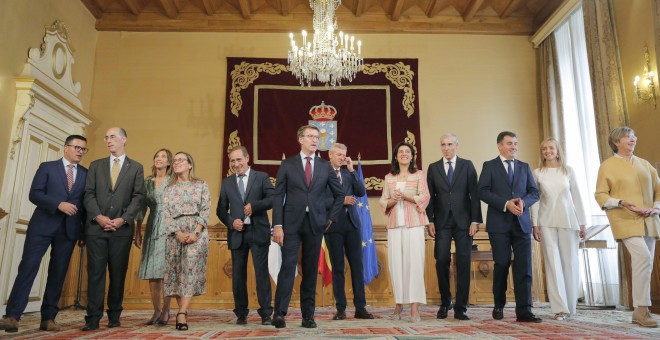 El presidente de la Xunta, Alberto Núñez Feijóo, posa con el nuevo gobierno tras el acto de toma de posesión de los conselleiros, en Santiago de Compostela. EFE/Lavandeira jr