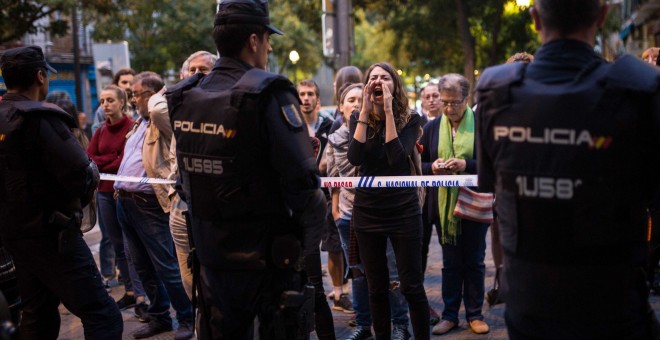 Vecinos del barrio de Lavapiés y activistas antidesahucios se concentran para evitar el desahucio de Pepi, a quien un fondo de inversión inmobiliario quiere echar de su casa o aumentarle el alquiler de 400 a 1.400 euros al mes.-JAIRO VARGAS