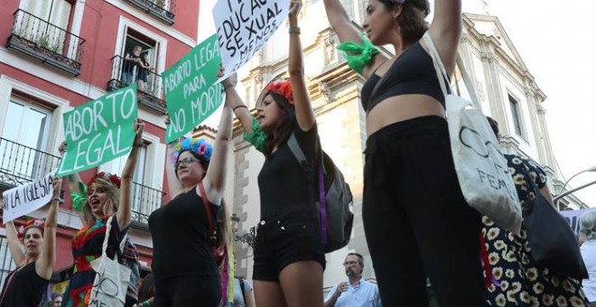 28/09/2018.- Un momento de la manifestación convocada por el Movimiento Feminista de Madrid con motivo del Día Internacional por la Despenalización del aborto y la Defensa de los Derechos Sexuales y Reproductivos de las mujeres. EFE/ Zipi