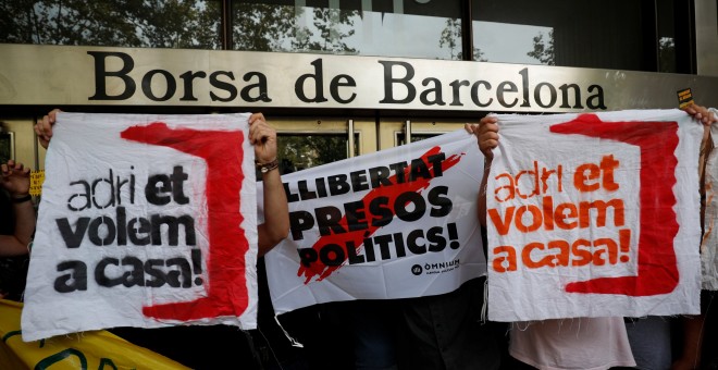 Manifestantes junto a la Bolsa de Barcelona. - REUTERS