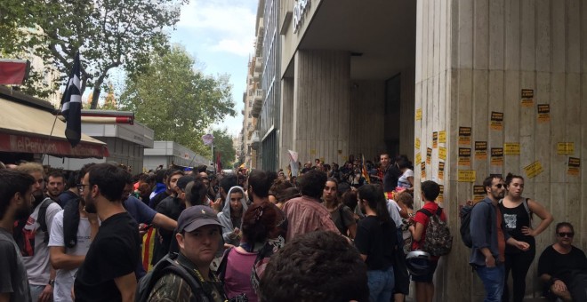 La concentració dels CDR a les portes de la Borsa. Marià de Delàs