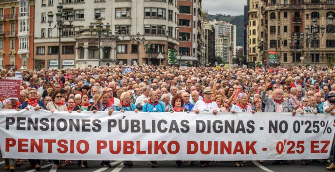 El Movimiento de Pensionistas de Bizkaia se manifiesta en demanda de unas pensiones dignas y del blindaje del sistema público actual. Vista de la manifestación en la calle Buenos Aires. EFE/JAVIER ZORRILLA