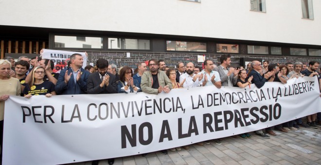 Pancarta de l'acte en commemoració de l'1-O aquest diluns al CAP Guinardó de Barcelona. EFE / Marta Pérez.