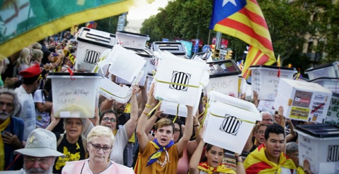 Capçalera de la manifestació 'Recuperem l'1 d'octubre', aquest dilluns a Barcelona. / Joel Kashila.