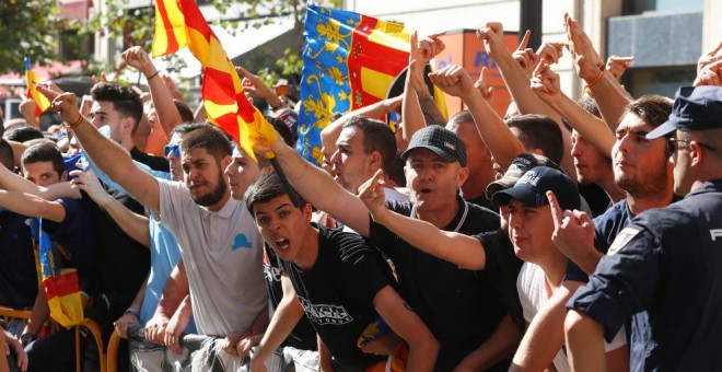 Ultras de extrema derecha en la pasada manifestación del 9 d'octubre en Valenciá ante la pasividad policial. EFE/Biel Aliño