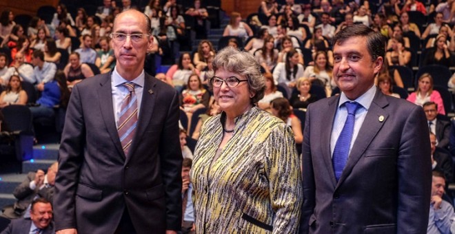 El conselleiro de Sanidede (a la izquierda) en los actos del 25 aniversario de la Escuela de Enfermería de la clínica en junio del año pasado.