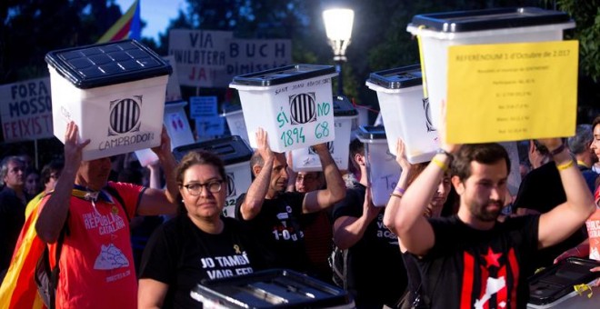 Las urnas que los organizadores de la marcha soberanista 'Recuperemos el 1-O' han trasladado desde la Plaza Catalunya de Barcelona, llegan al Parlament, donde los manifestantes han sido recibidos por el presidente catalán, Quim Torra, y el presidente de l