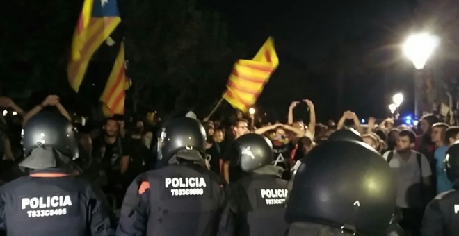 Manifestants i agents dels Mossos d'Esquadra davant del Parlament, passades les 21:30h d'aquest dilluns. / Maria Rubio.