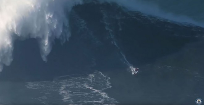 La surfista brasileña Maya Gabeira bate un nuevo récord Guinness a la ola más grande surfeada por una mujer. / YOUTUBE GUINNESS WORLD RECORDS