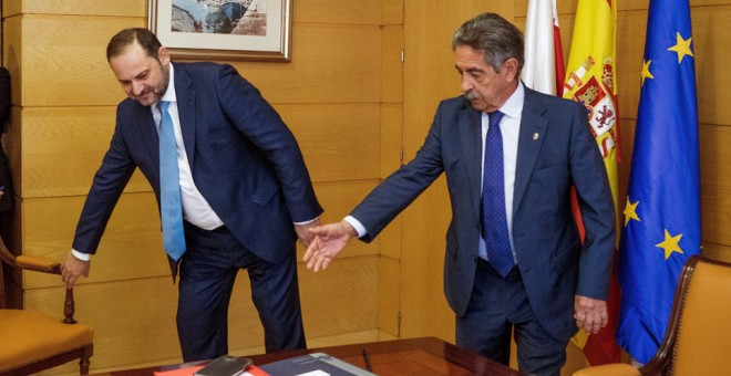 El ministro de Fomento, José Luís Ábalos, junto al presidente del gobierno en Cantabria, Miguel Ángel Revilla. EFE/ROMÁN G. AGUILERA