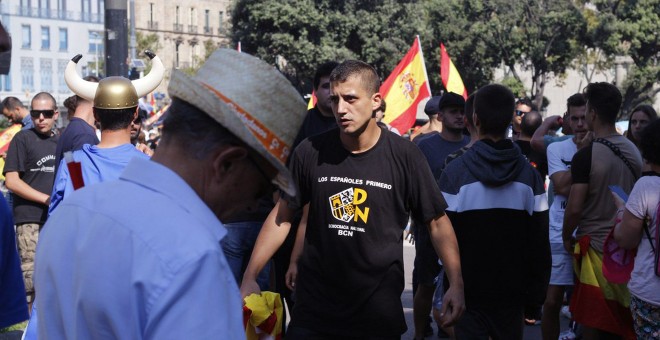 Imagen de algunos participantes en la manifestación convocada por Jusapol en Barcelona en el aniversario del 1-O que terminó en enfrentamientos violentos. Democracia Nacional es un partido ultraderechista. PORTUARISCNT