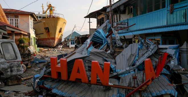 Un barco varado en un área costera después de que el terremoto y tsunami dañaran la zona - Reuters/ Athit Perawongmetha