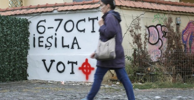Una pintada con una escéltica neonazi llamando al voto en el referéndum sobre el matrimonio homosexual en Rumanía. | Reuters