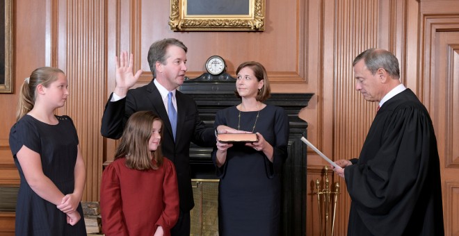 Kavanaugh jurando su nuevo cargo en el Supremo. Reuters