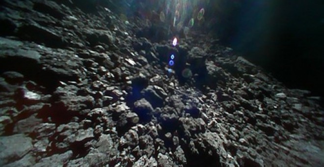 Imagen tomada por uno de los robots saltarines Minerva sobre la superfice del asteroide –Ryugu. /JAXA