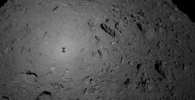 La sombra de la nave automática Hayabusa sobre la superficie del asteroide Ryugu./JAXA