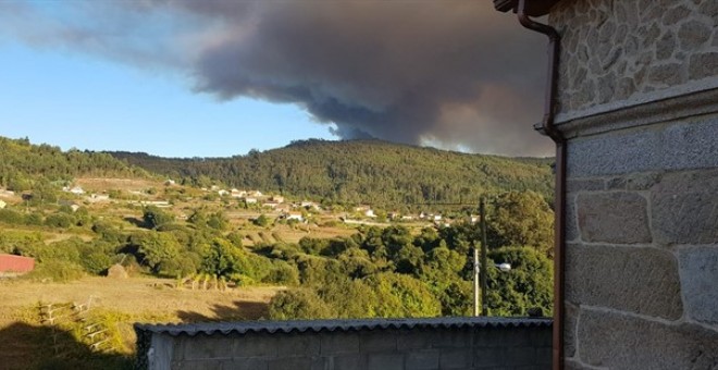El incendio que afecta a la localidad de Mondariz.- EP