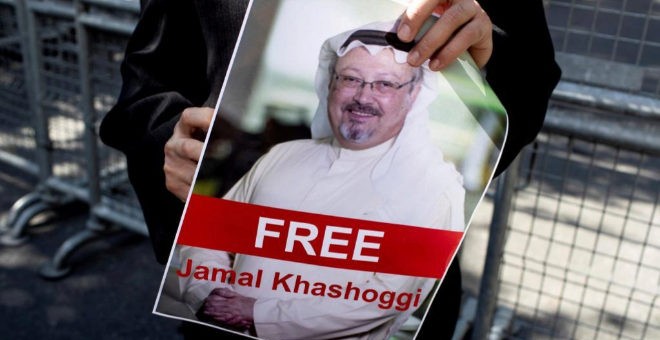 Un hombre sostiene una fotografía del periodista saudí desaparecido Jamal Khashoggi durante una manifestación por su desaparición.- EFE