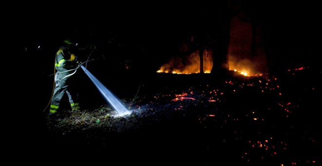 El incendio forestal que está activo en el municipio pontevedrés de Mondariz ha quemado ya 150 hectáreas - EFE/Salvador Sas