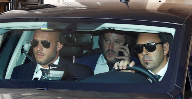 El vicepresidente del Gobierno italiano, ministro de Interior y líder de Liga Norte, Matteo Salvini, en su coche oficial tras un encuentro con la dirigente ultraderechista francesa Marine Le Pen, en Roma. REUTERS/Max Rossi