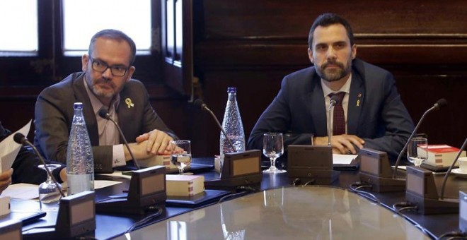 El president de la cambra catalana, Roger Torrent, i el vicepresident primer Josep Costa, presideixen la reunió de la Mesa del Parlament d'aquest dillus. EFE/Toni Albir