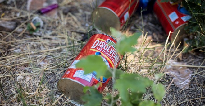 Botes de disolvente vacíos en el parque contiguo al centro de menores de Hortaleza.- JAIRO VARGAS