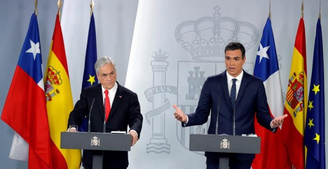 El presidente del Gobierno, Pedro Sánchez, y el presidente de Chile, Sebastián Piñera, durante la rueda de prensa posterior al encuentro que mantuvieron este martes por la tarde en el Palacio de la Moncloa. - EFE