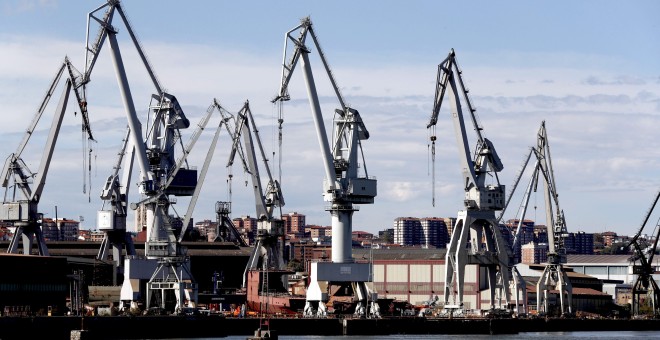 Vista del astillero vizcaíno de La Naval de Sestao, donde el administrador concursal y la dirección han comunicado al comité de empresa que antes de finalizar este mes de octubre se va a presentar un ERE de extinción para la totalidad de la plantilla comp