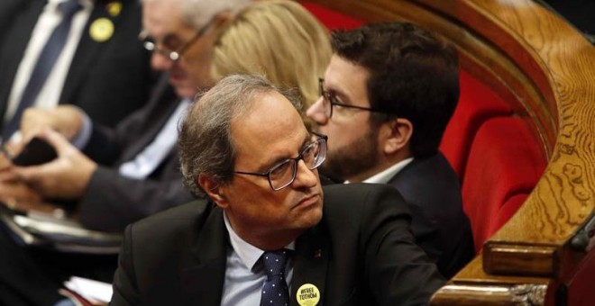 El president de la Generalitat, Quim Torra, até a una pregunta durant el ple del Parlament que es reuneix per celebrar la sessió de control al Govern i debat el moniogràfic sobre la convivència de Catalunya siol·licitat per Ciutadans. EFE/Toni Albir